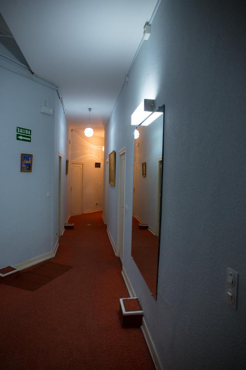 Hostal Lamalonga Hotel มาดริด ภายนอก รูปภาพ